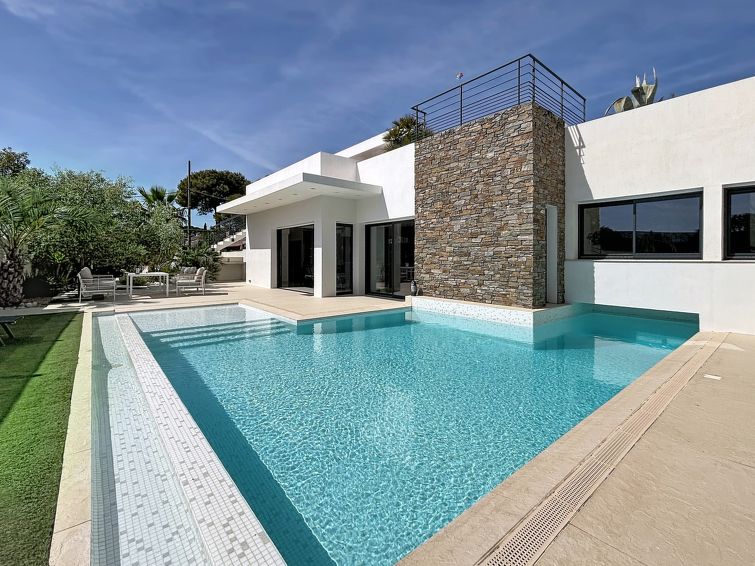 Op 600 m van zee: Ruim vakantiehuis met verwarmd zwembad in Saint Aygulf in Saint Aygulf