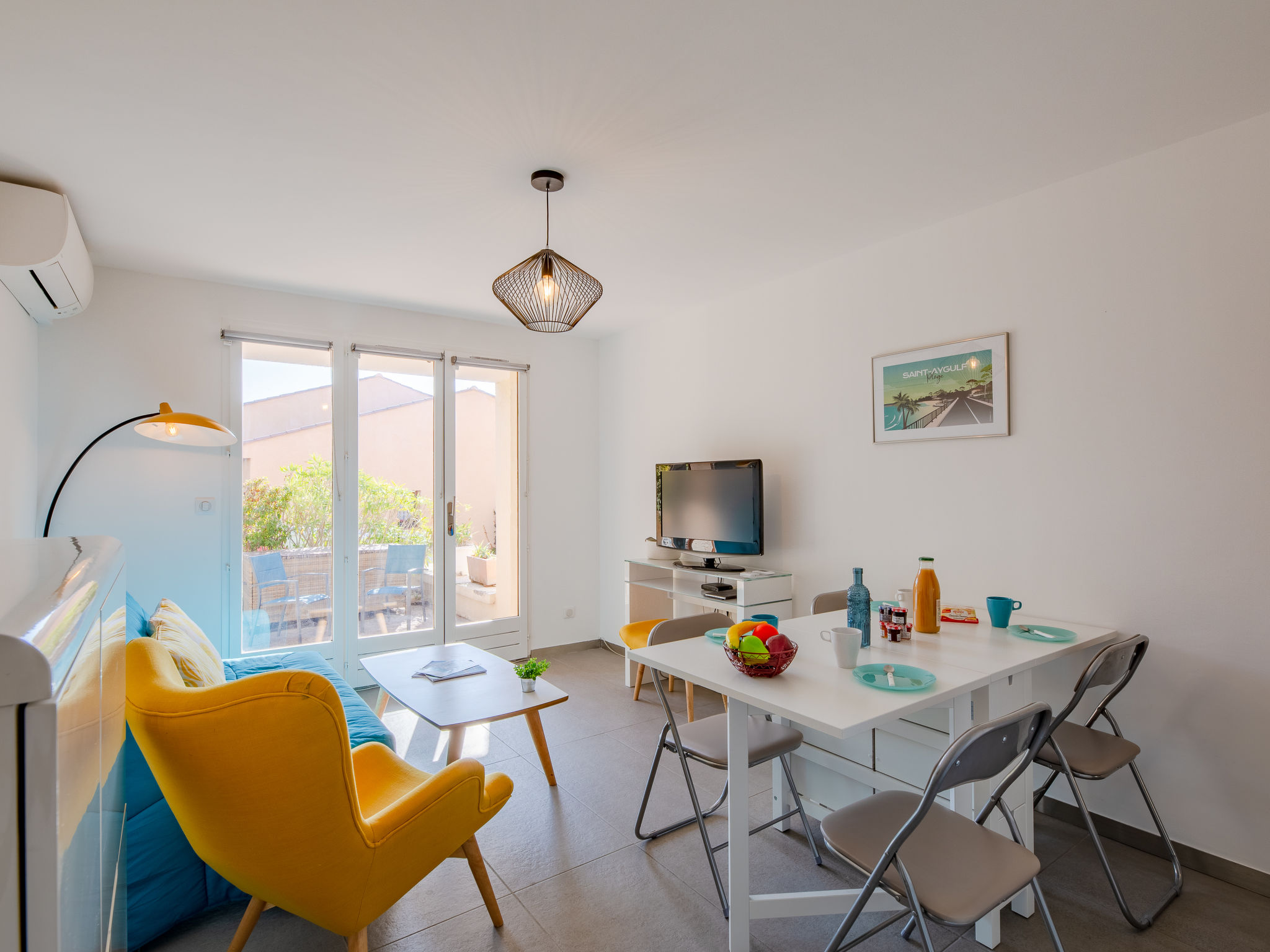 Appartement 3-kamers 42 m2, op verhoogde begane grond, op het zuidoosten gelegen. Het objekt is geschikt voor 2 volwassenen + 2 kinderen. Licht, gerenoveerd in 2022, eenvoudig en comfortabel ingericht..