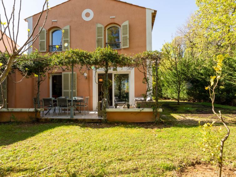 Search and Stay destination Roquebrune-sur-Argens, Provence-Alpes-Côte d'Azur - France from AU$ 472. Les Rives du Golf 3