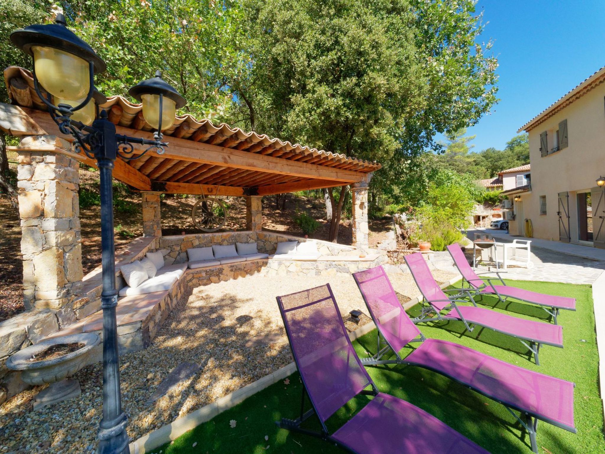 Mit eigenem Pool-Binnen