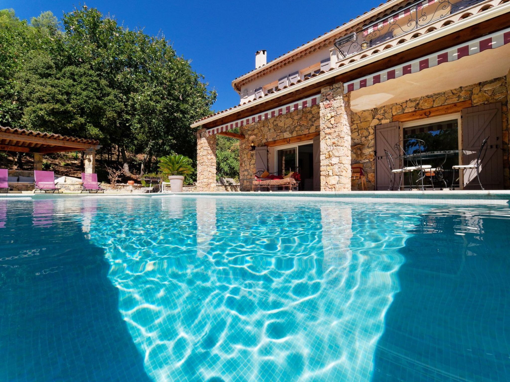 Mit eigenem Pool-Binnen