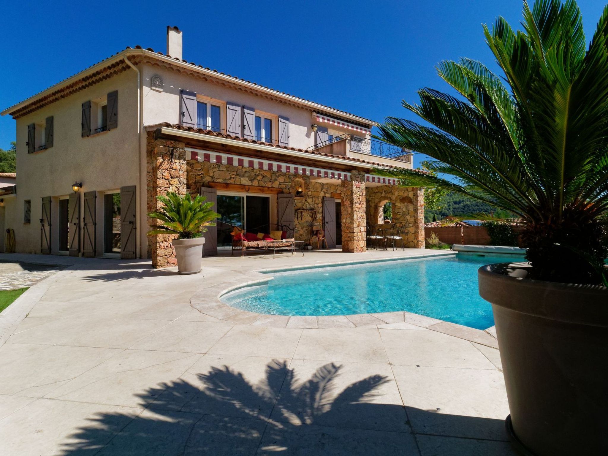 Mit eigenem Pool-Binnen