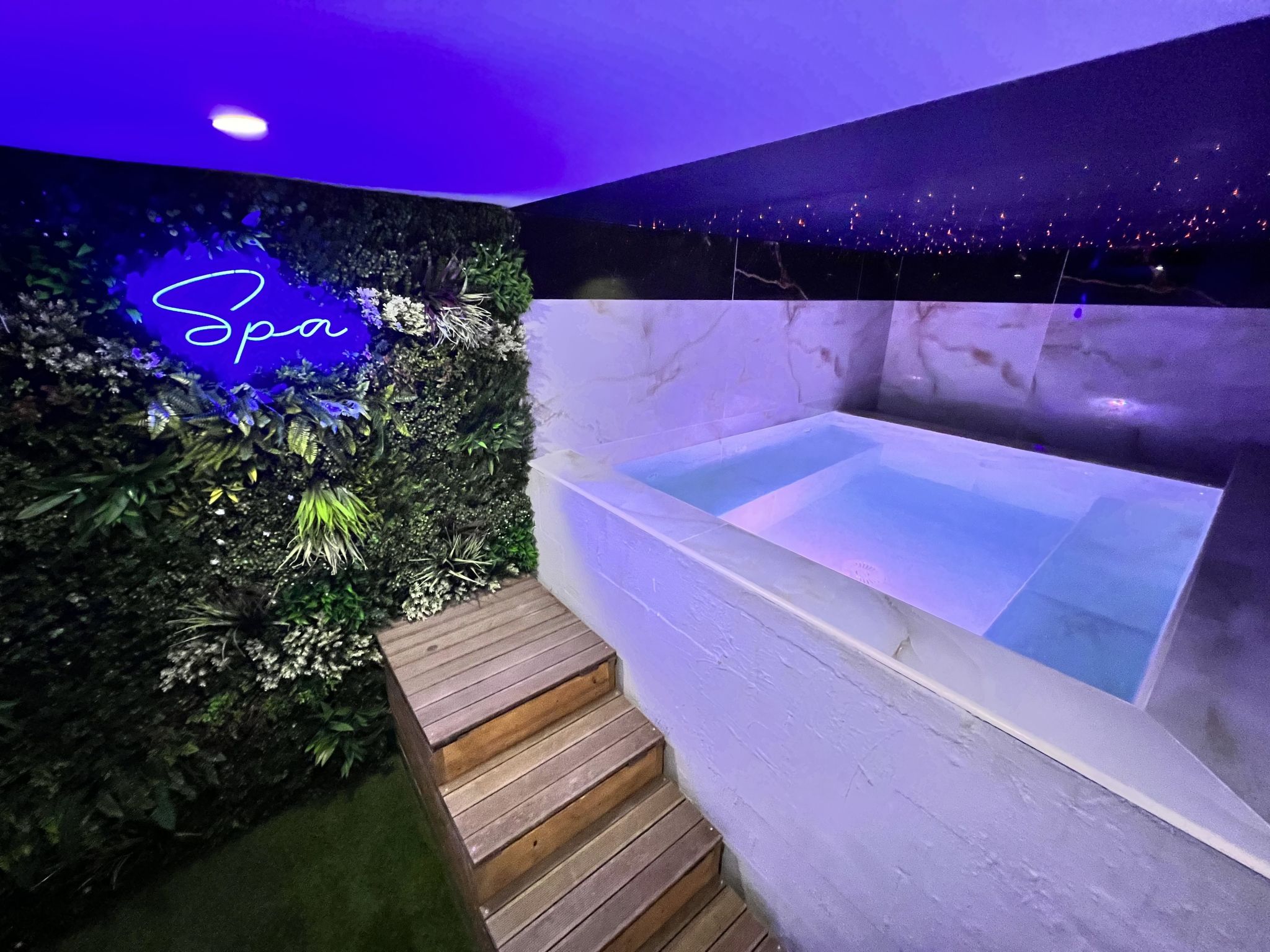 Mit eigenem Pool-Binnen