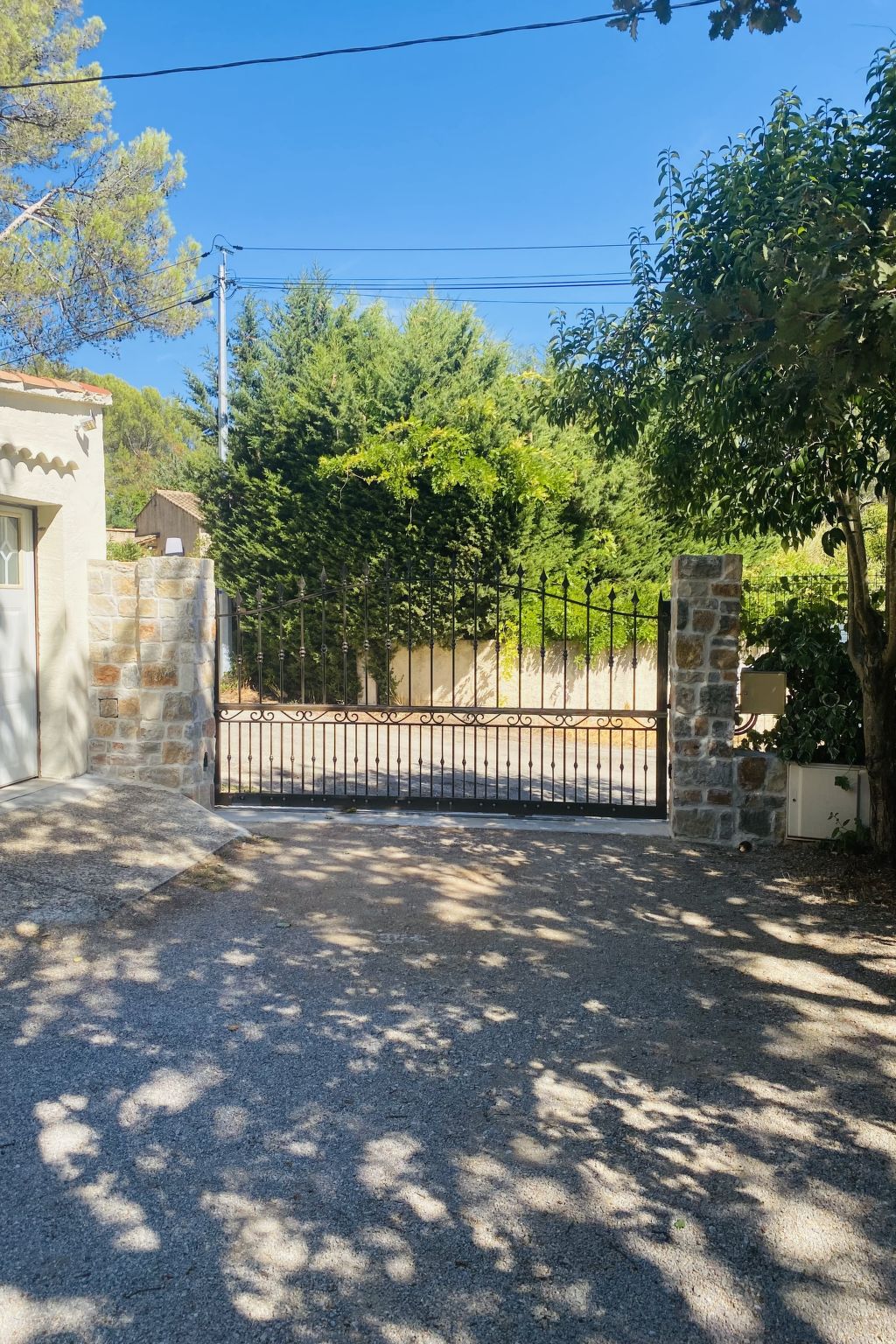 Les Pierres Fleuries-Outside