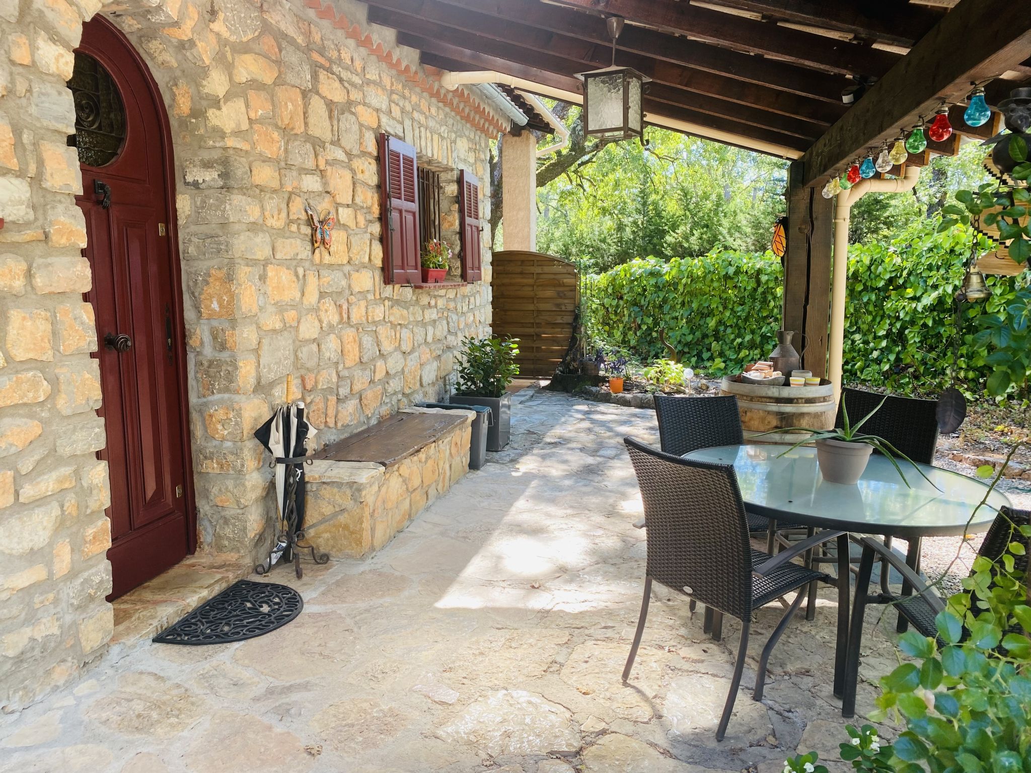 Les Pierres Fleuries-Outside