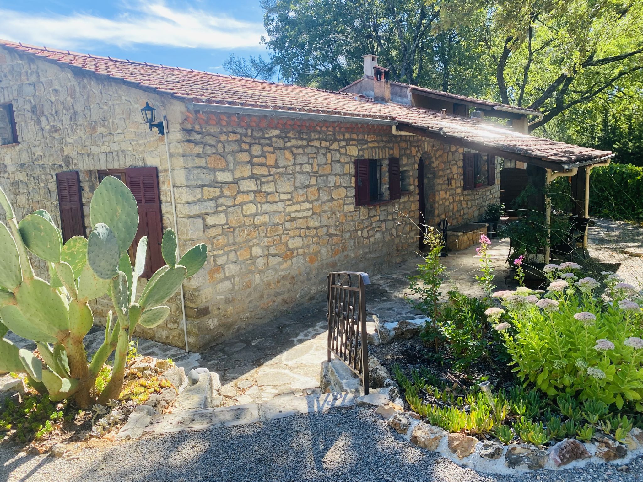 Les Pierres Fleuries-Outside