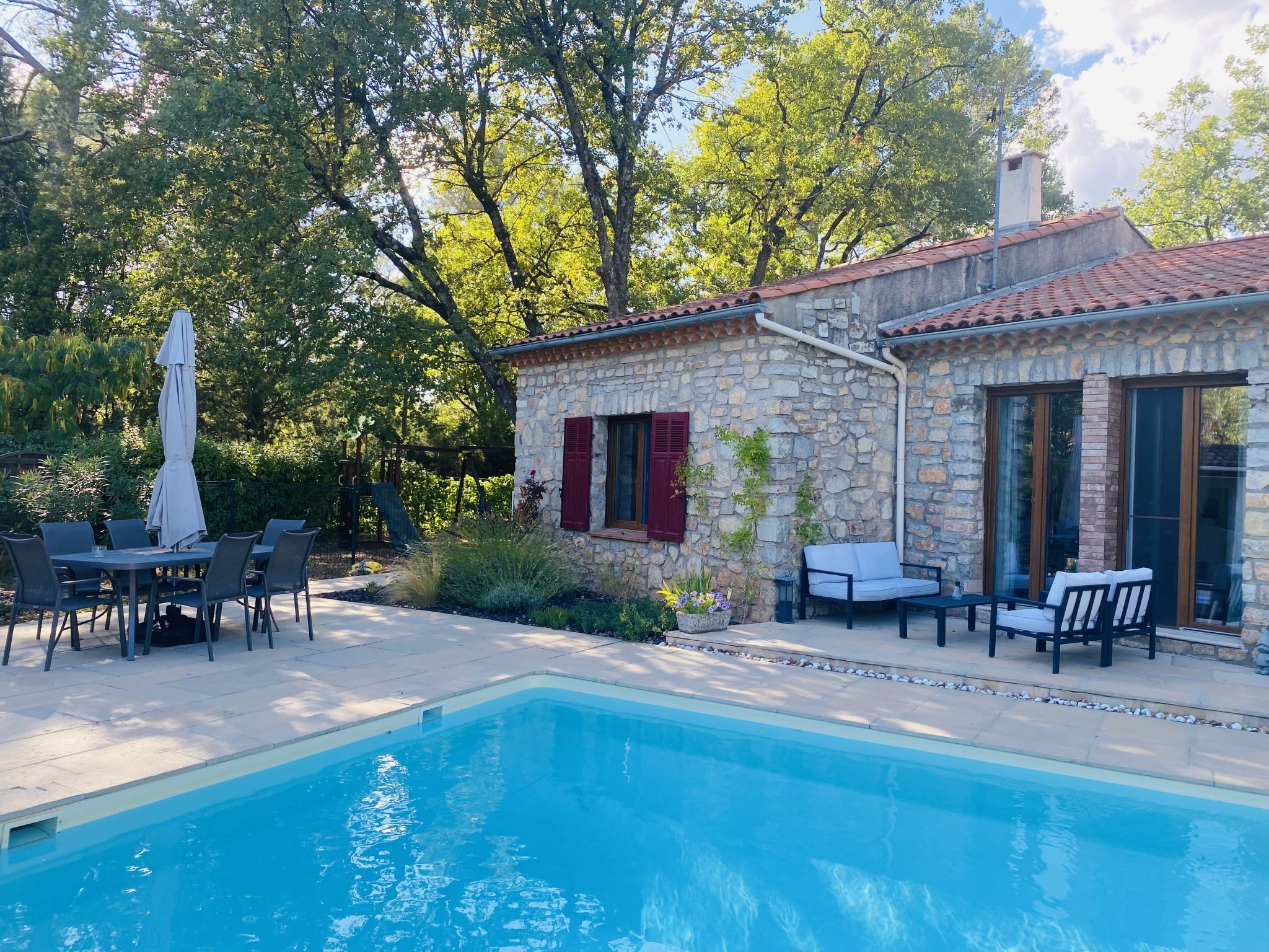 Les Pierres Fleuries-Outside