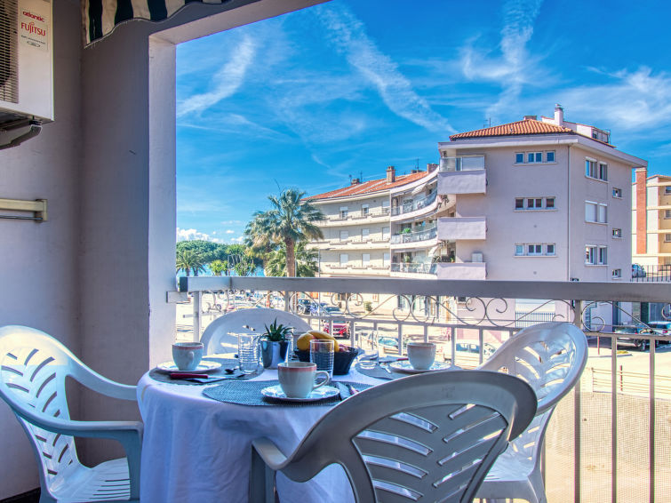 Search and Stay destination Saint-Raphaël, Provence-Alpes-Côte d'Azur - France from AU$ 212. Le Vieux Port