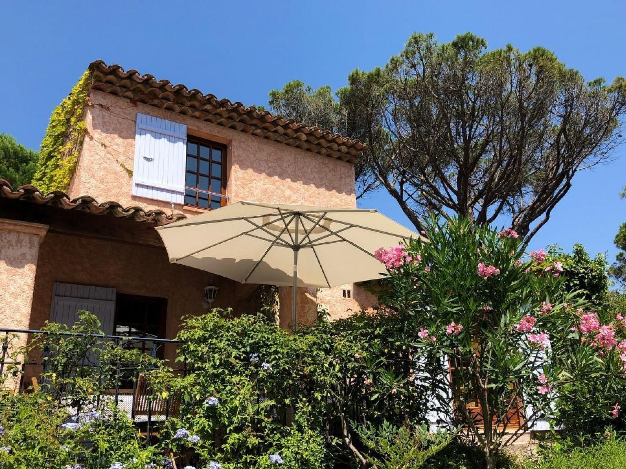 Charmante Villa mit Pool und Golfplatz-Binnen