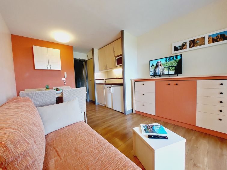 "Le Belvédère (R9 137)", appartement 2-kamers 28 m2, op de begane grond. Het objekt is geschikt voor 4 volwassenen. Woonkamer met schuifdeur gordijn met 1 uitschuifbaar bed (2 x 80 cm, lengte 190 cm..