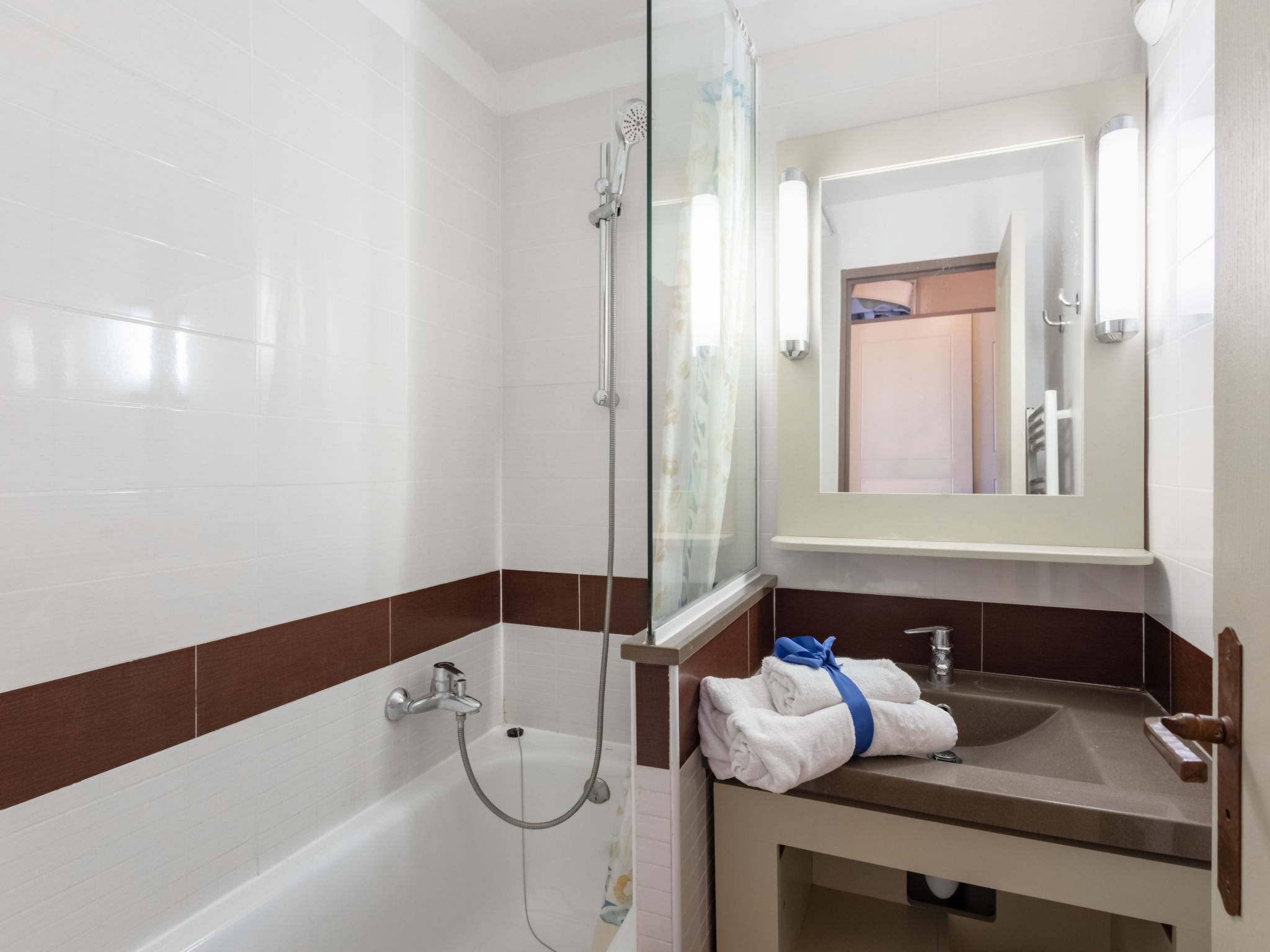 Photo of Le Village (C4319)