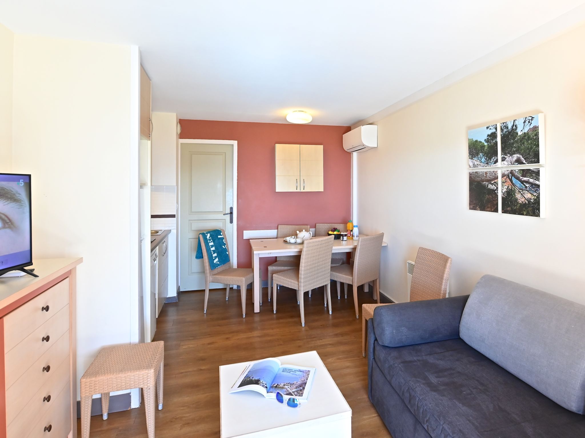 Le Village (E1 309)-Binnen