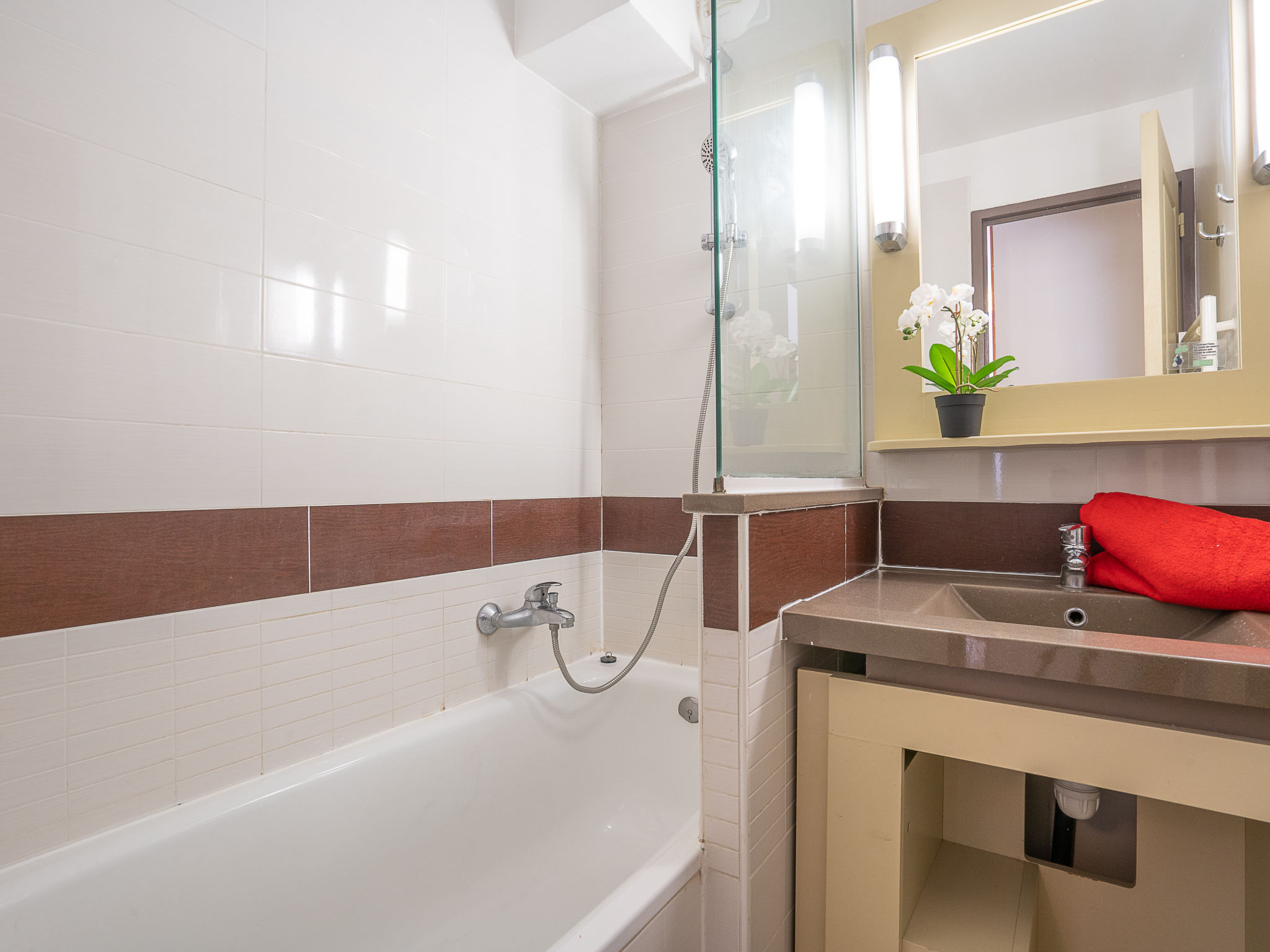 Photo of Le Village (C4 008)