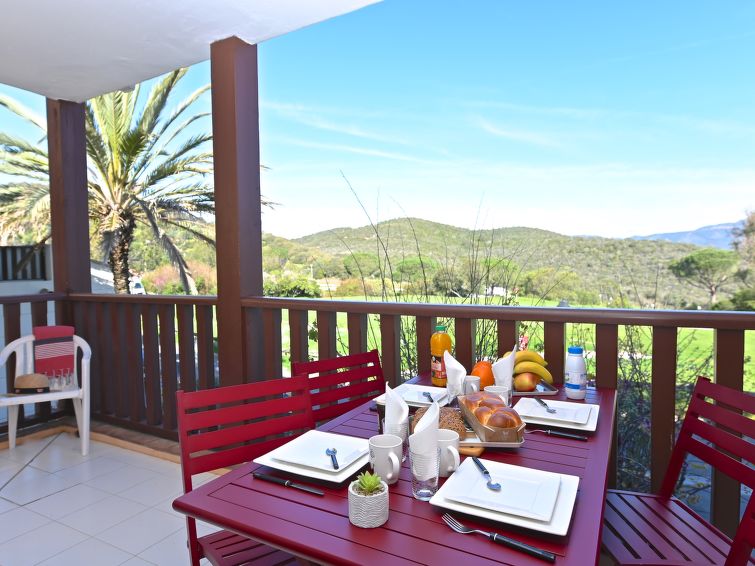 Appartement bij golfbaan in Agay Village Cap Esterel met bergzicht in Agay Village Cap Esterel
