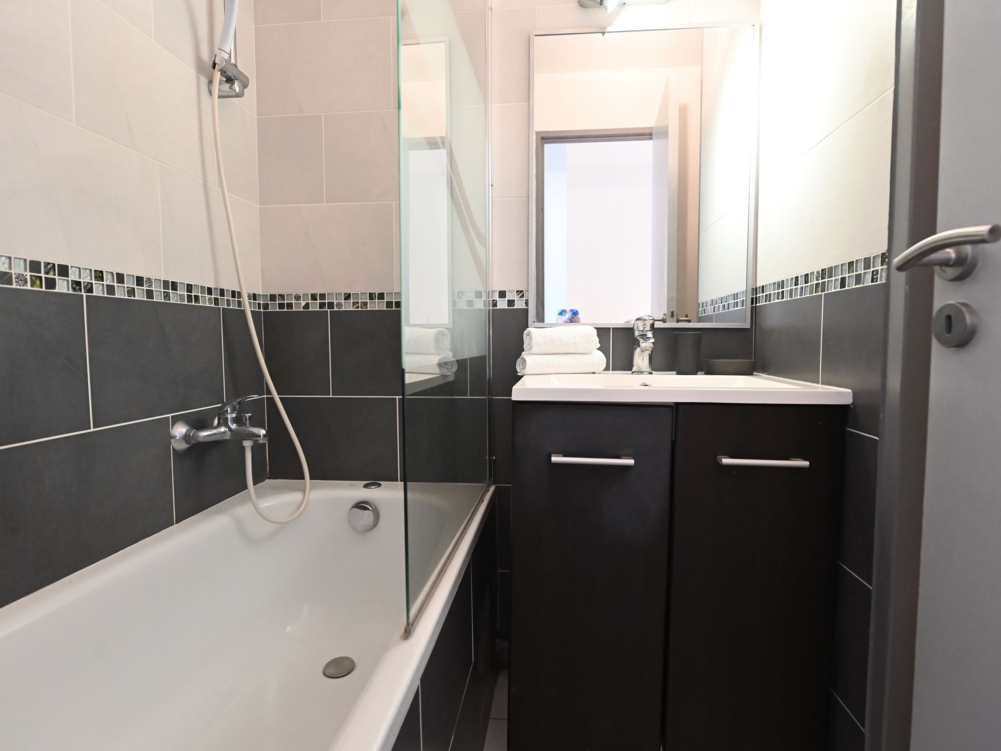 Photo of Le Village (VJ 107)