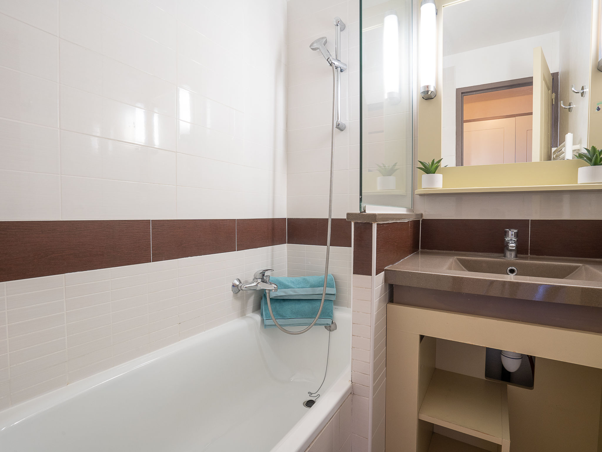 Photo of L'Esquinade (P6 323)- place des pêcheurs