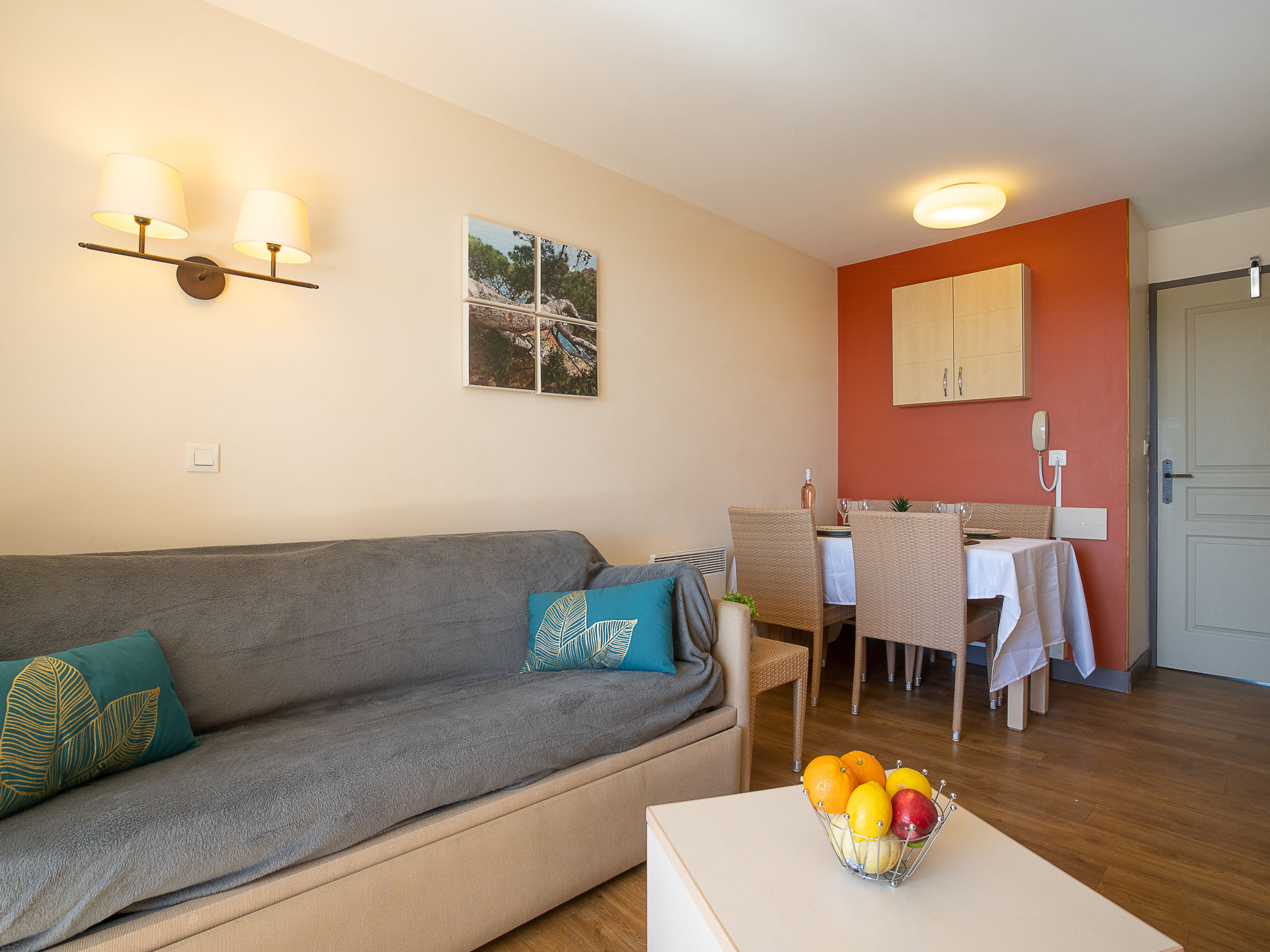 Photo of L'Esquinade (P6 323)- place des pêcheurs