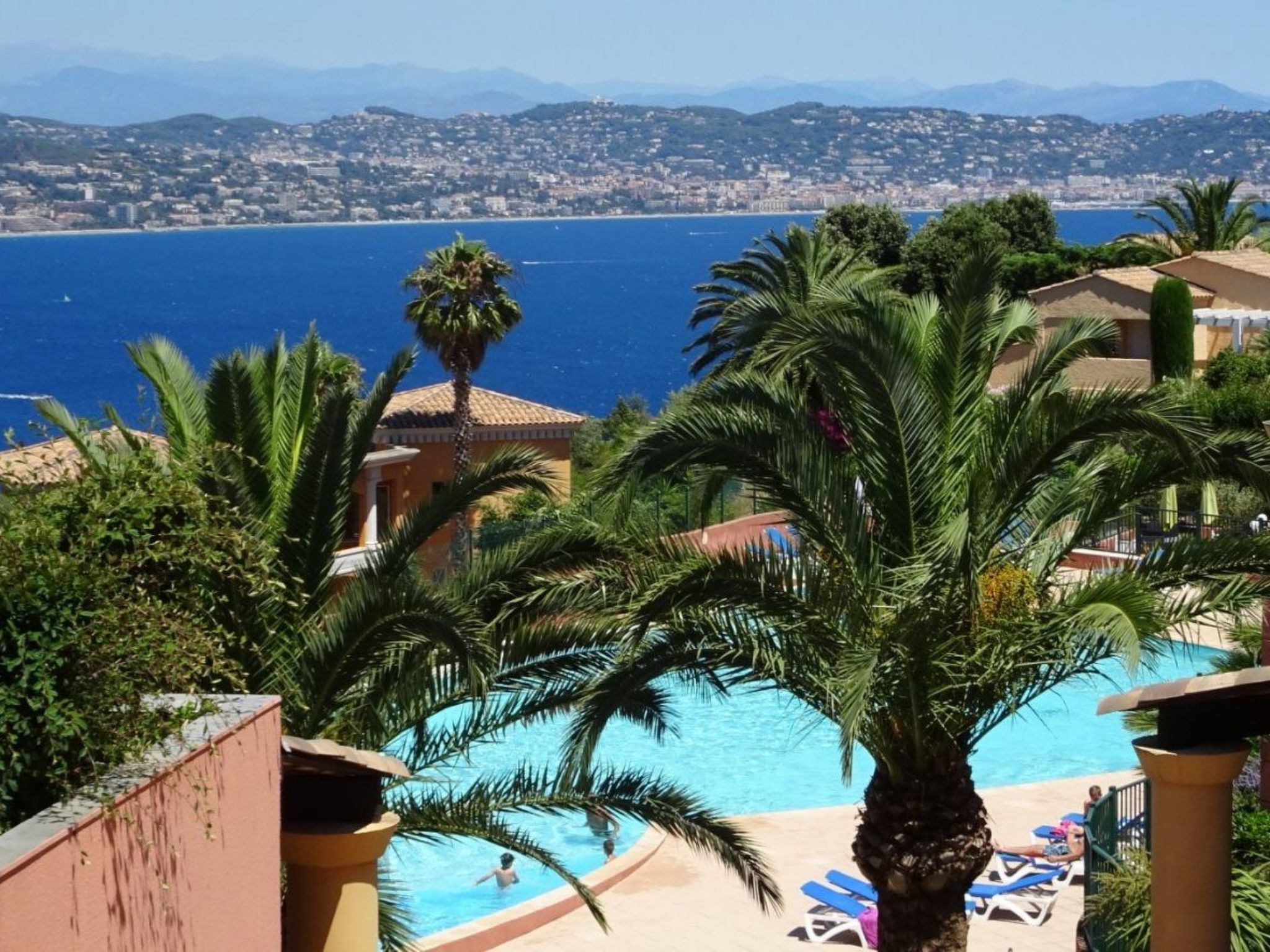 Wohnung panoramischer Meerblick, Schwimmbad, Parkplatz-Binnen