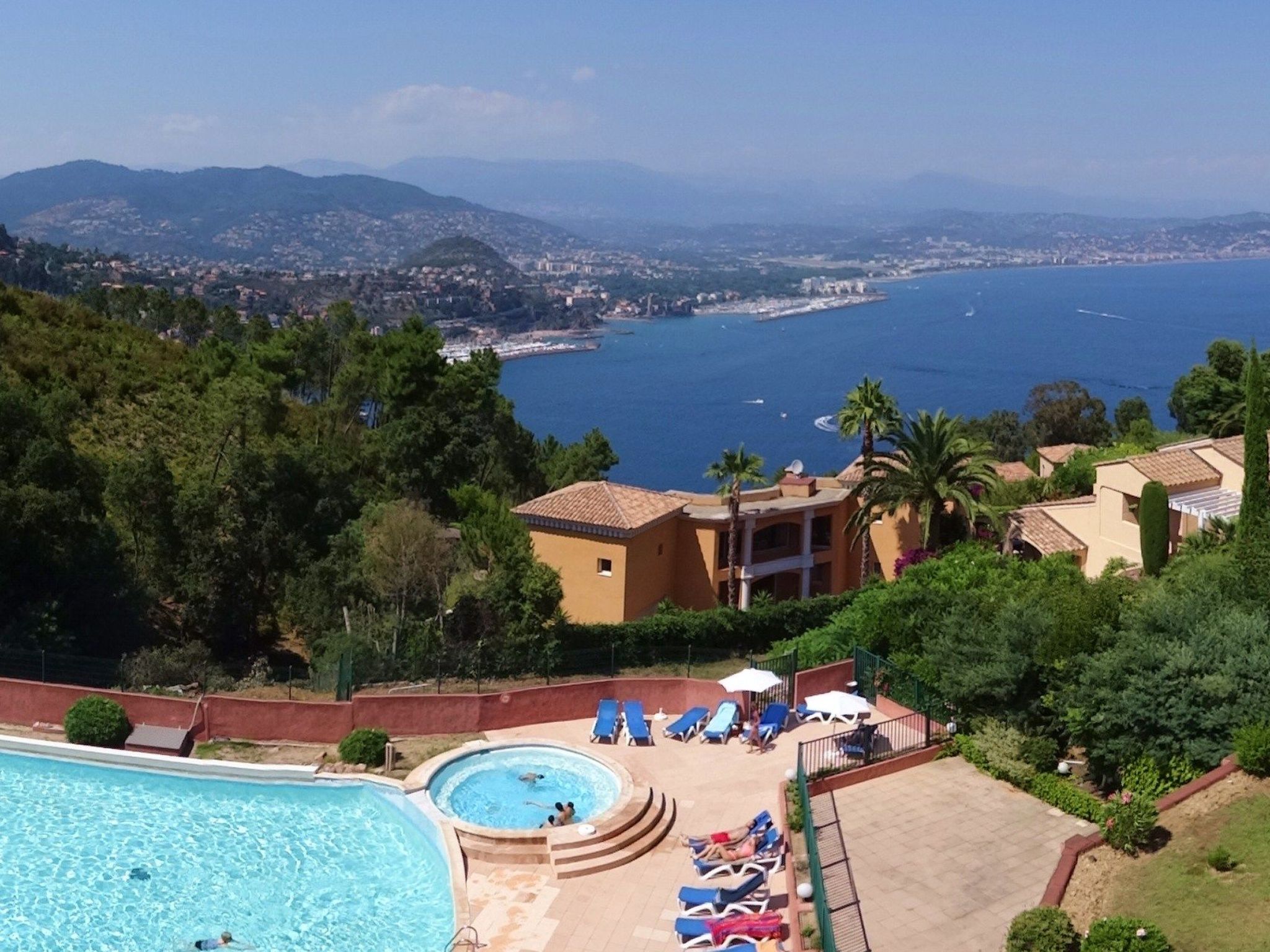 Wohnung panoramischer Meerblick, Schwimmbad, Parkplatz-Binnen