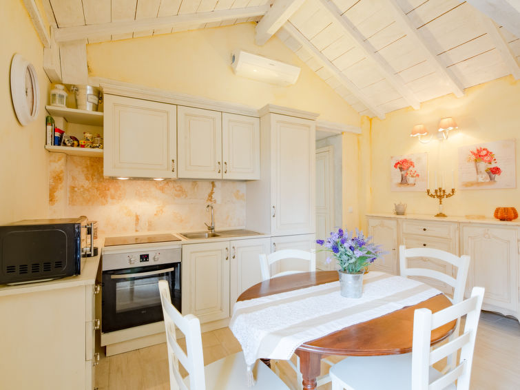 Search and Stay destination La Roquette-sur-Siagne, Provence-Alpes-Côte d'Azur - France from AU$ 126. Elena