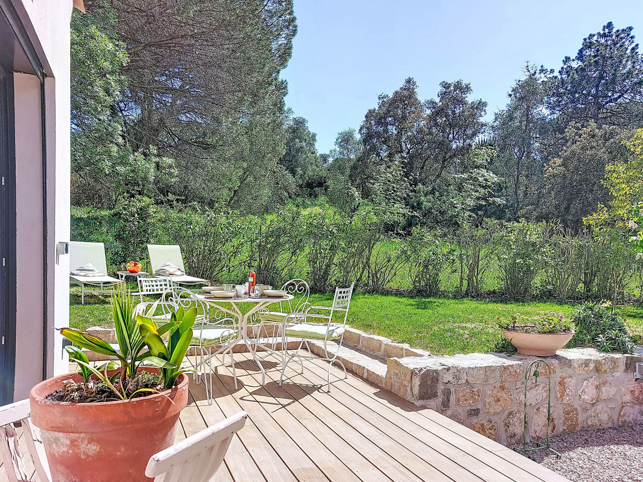 LOUCEOU - Outside