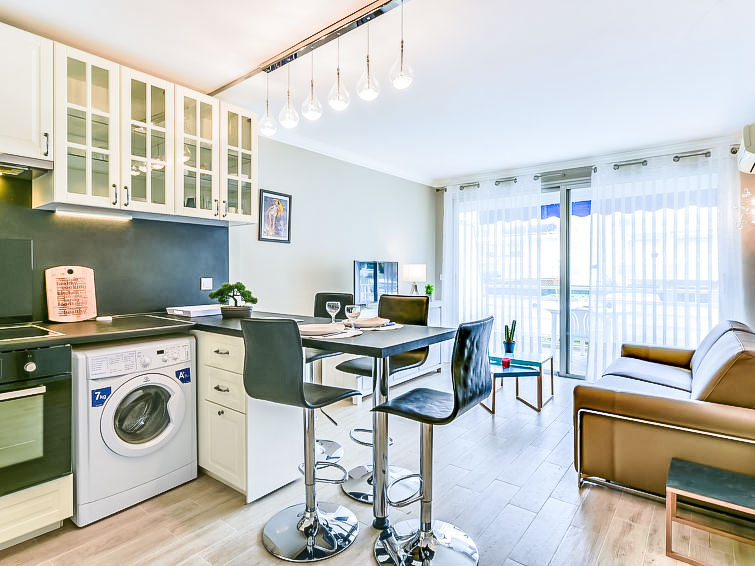 Appartement 2-kamers 34 m2 op de 1e verdieping. Volledig gerenoveerd, comfortabel en mooi ingericht: woon-/eetkamer met 1 2-pers divanbed (140 cm), TV (Flatscreen TV), air-conditioning. Uitgang naar h..