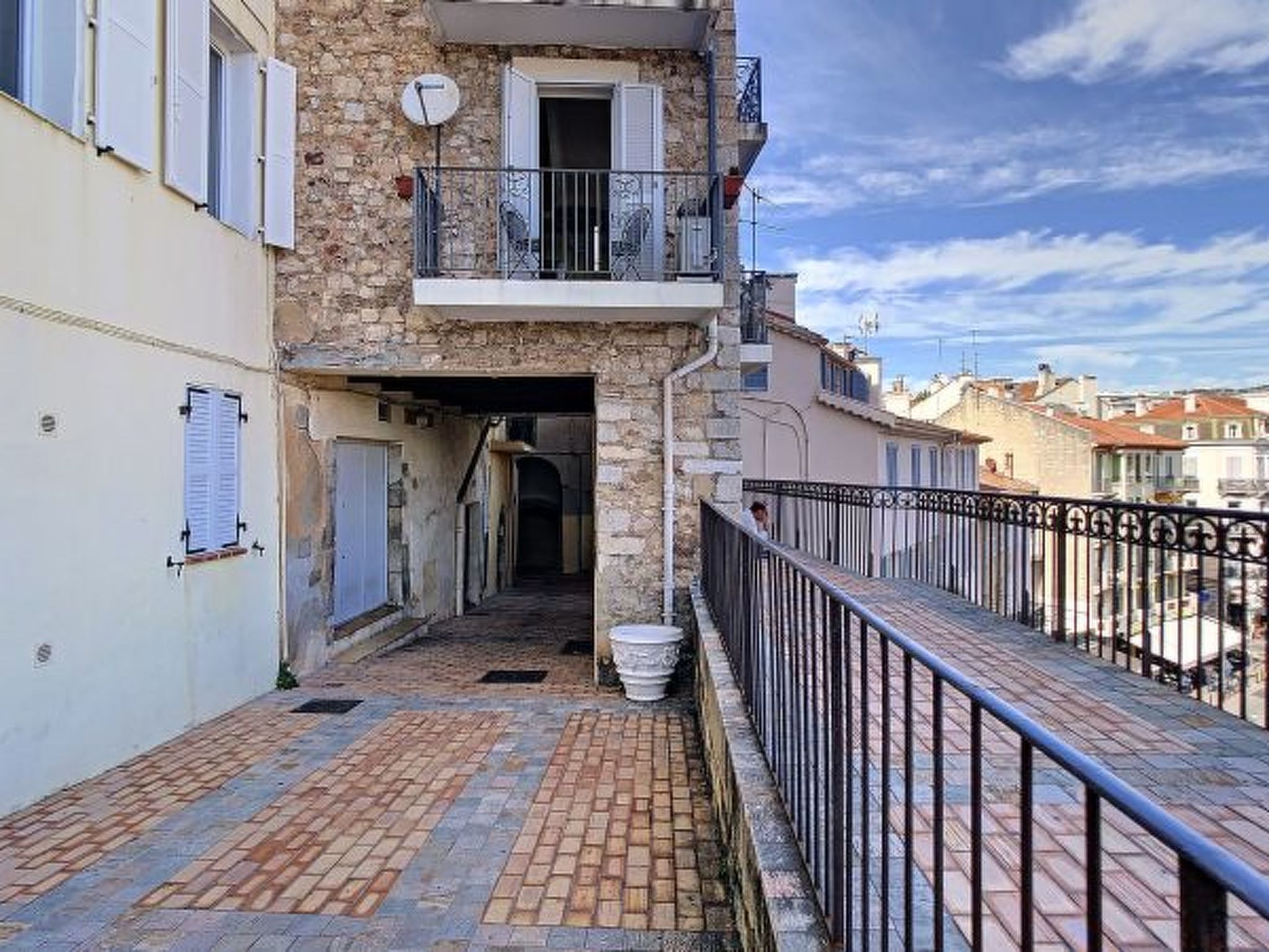 Photo of 1 bedroom, 6 min from the Palais, great view. 220