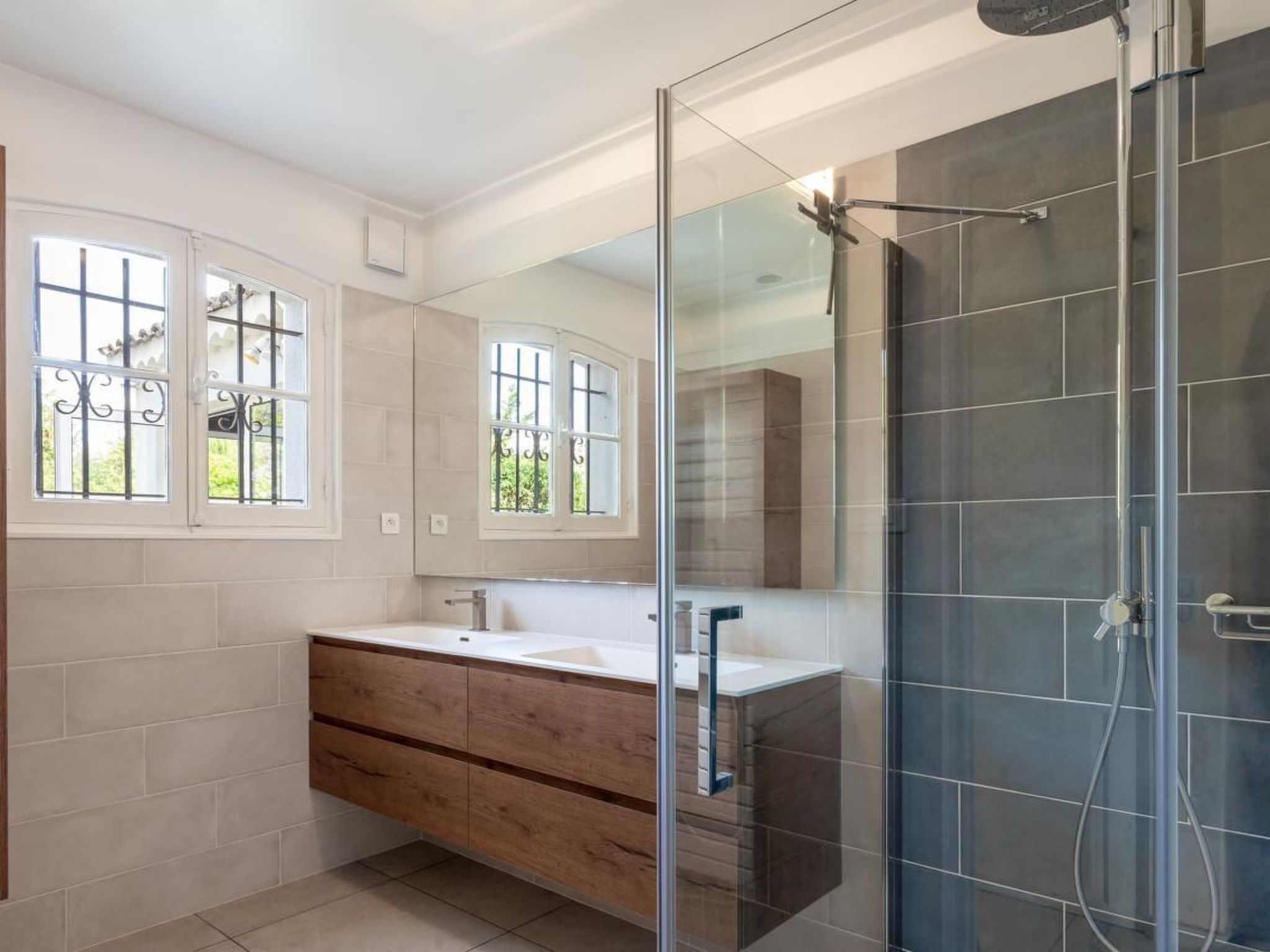 Villa mit privatem Pool und Fitnessraum-Inside