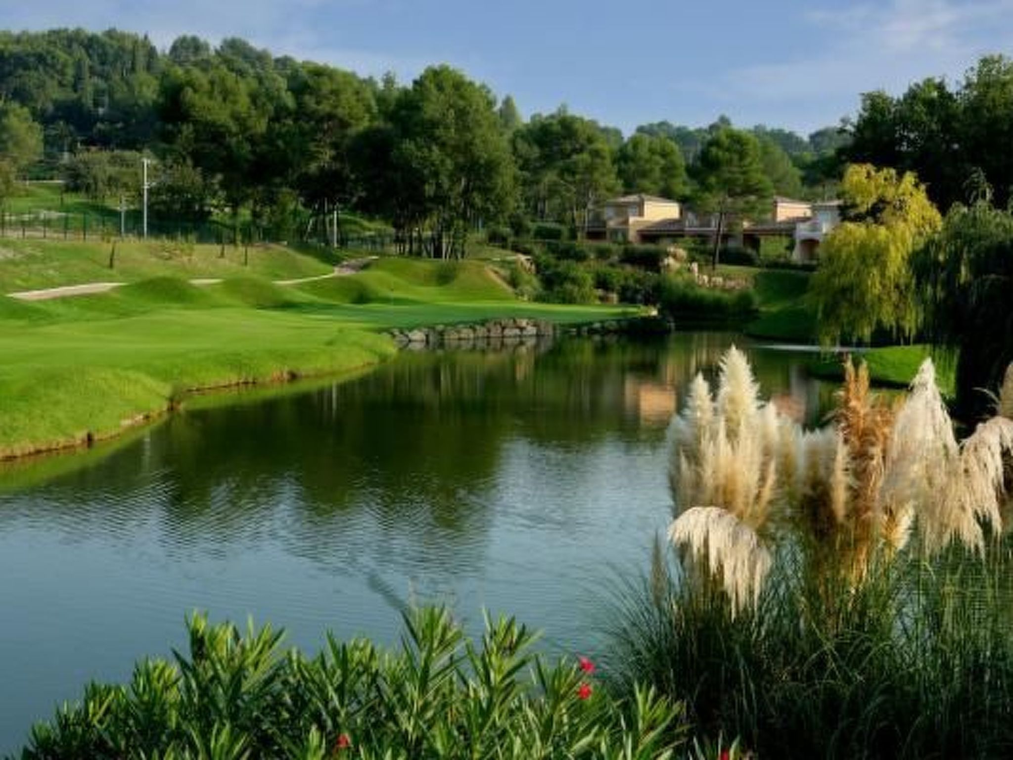 Moderne Wohnung in Mougins mit eigenem Garten