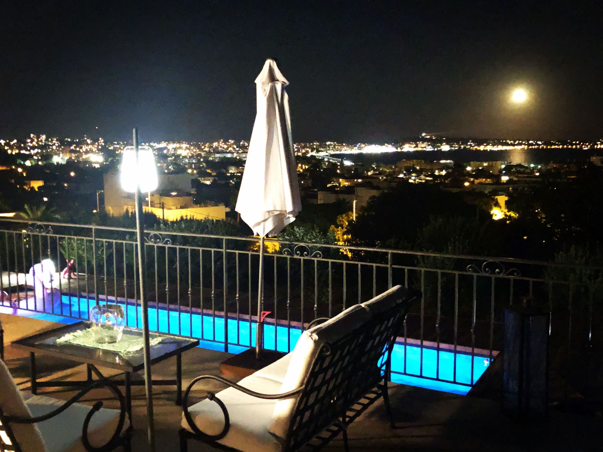 Ferienvilla mit Blick auf das Wasser-Inside