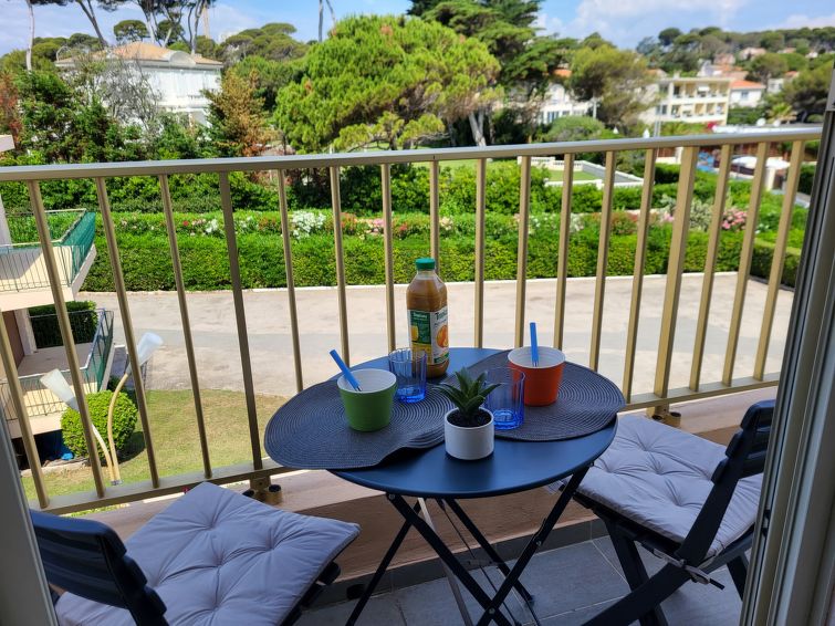 Search and Stay destination Antibes, Provence-Alpes-Côte d'Azur - France from AU$ 196. La Bouée