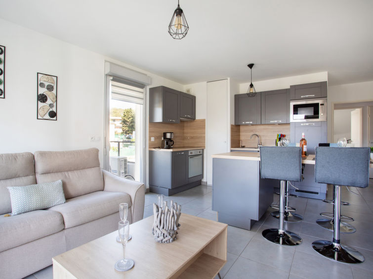 Search and Stay destination Villeneuve-Loubet, Provence-Alpes-Côte d'Azur - France from AU$ 283. L'Orée du parc