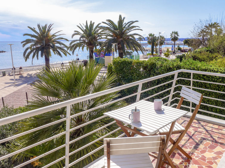 Zeezicht en direct aan zee: appartement Le Cormoran in Saint Laurent du Var in Saint Laurent du Var