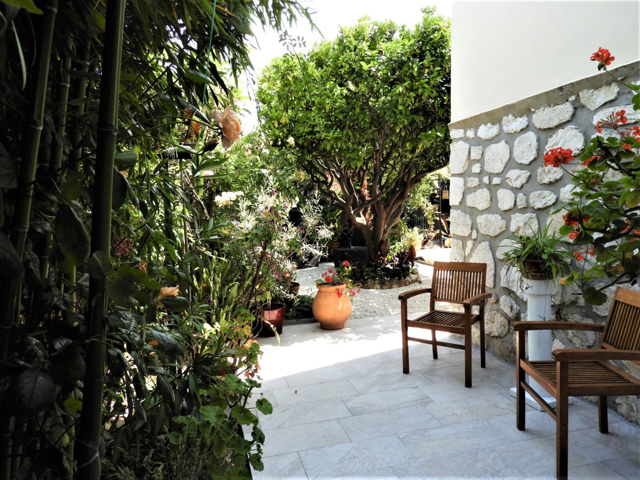 Wohnung "Les roses" auf einem eingemauerten Grundstück-Buiten