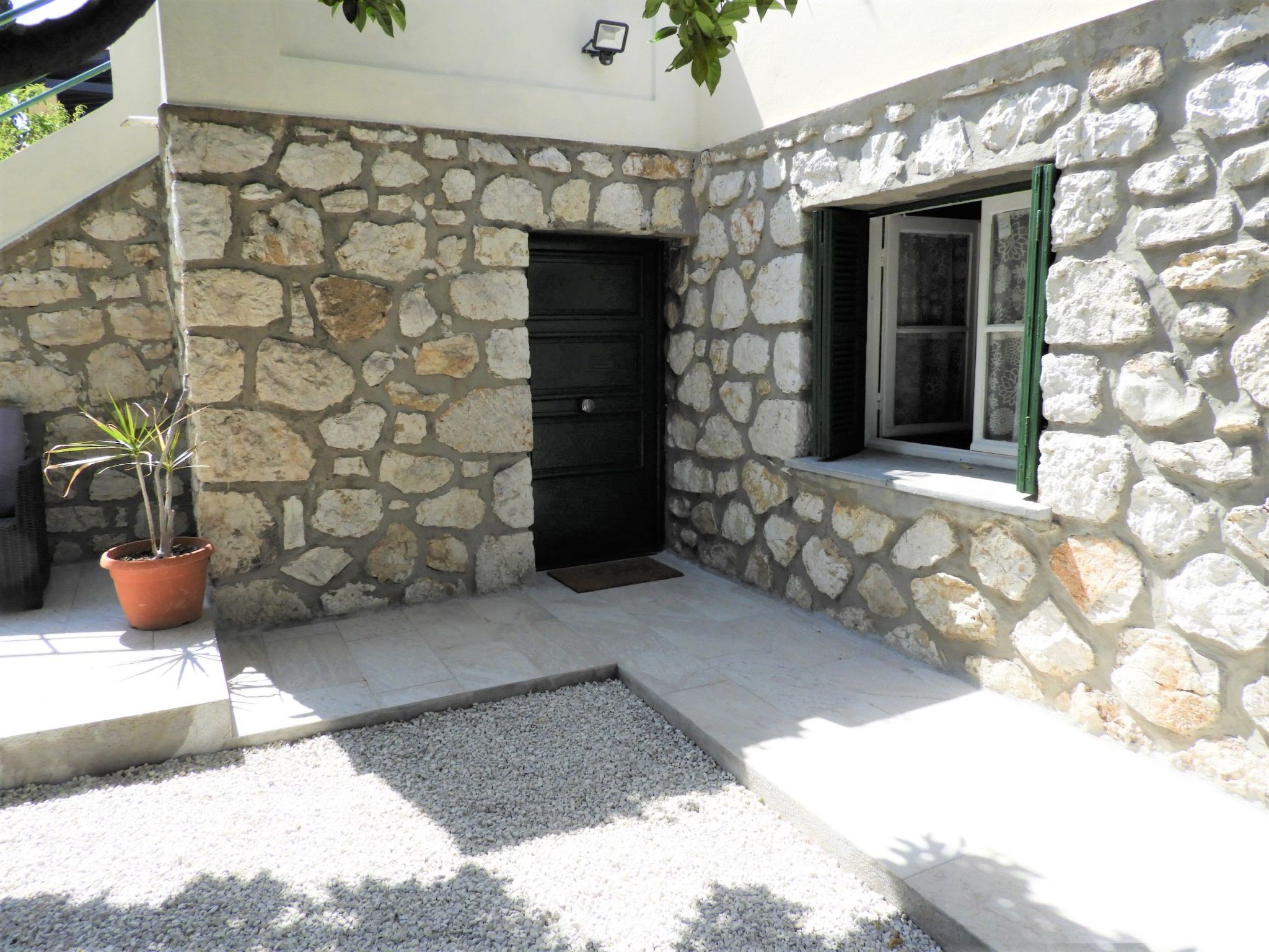 Wohnung "Les roses" auf einem eingemauerten Grundstück-Buiten