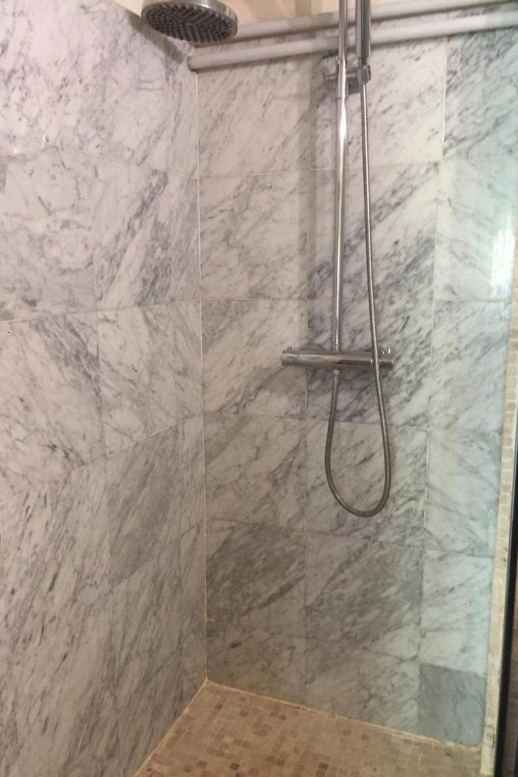 Wohnung "Les roses" auf einem eingemauerten Grundstück-Binnen