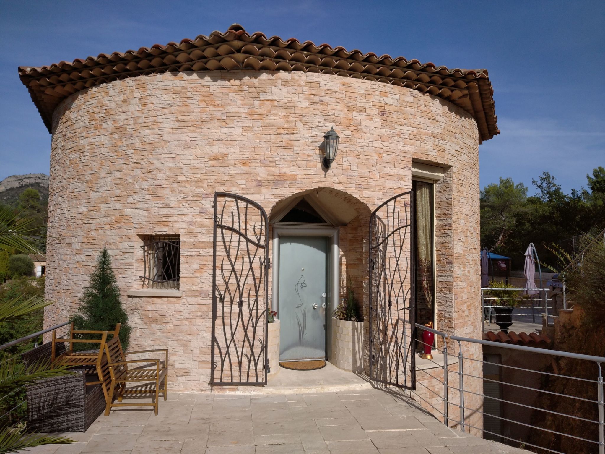 "Villa Sculpture" mit Terrasse-Binnen