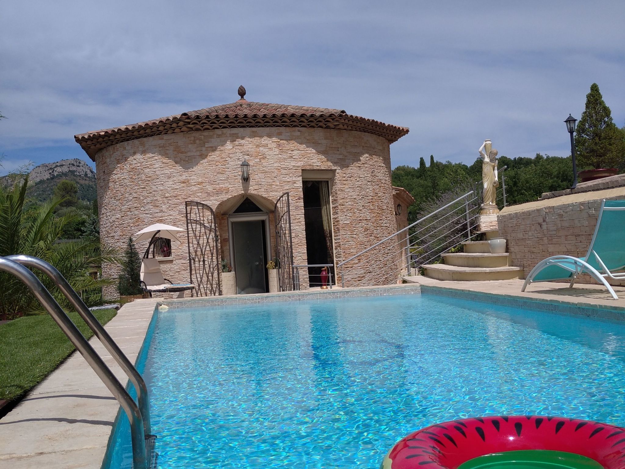 "Villa Sculpture" mit Terrasse-Binnen