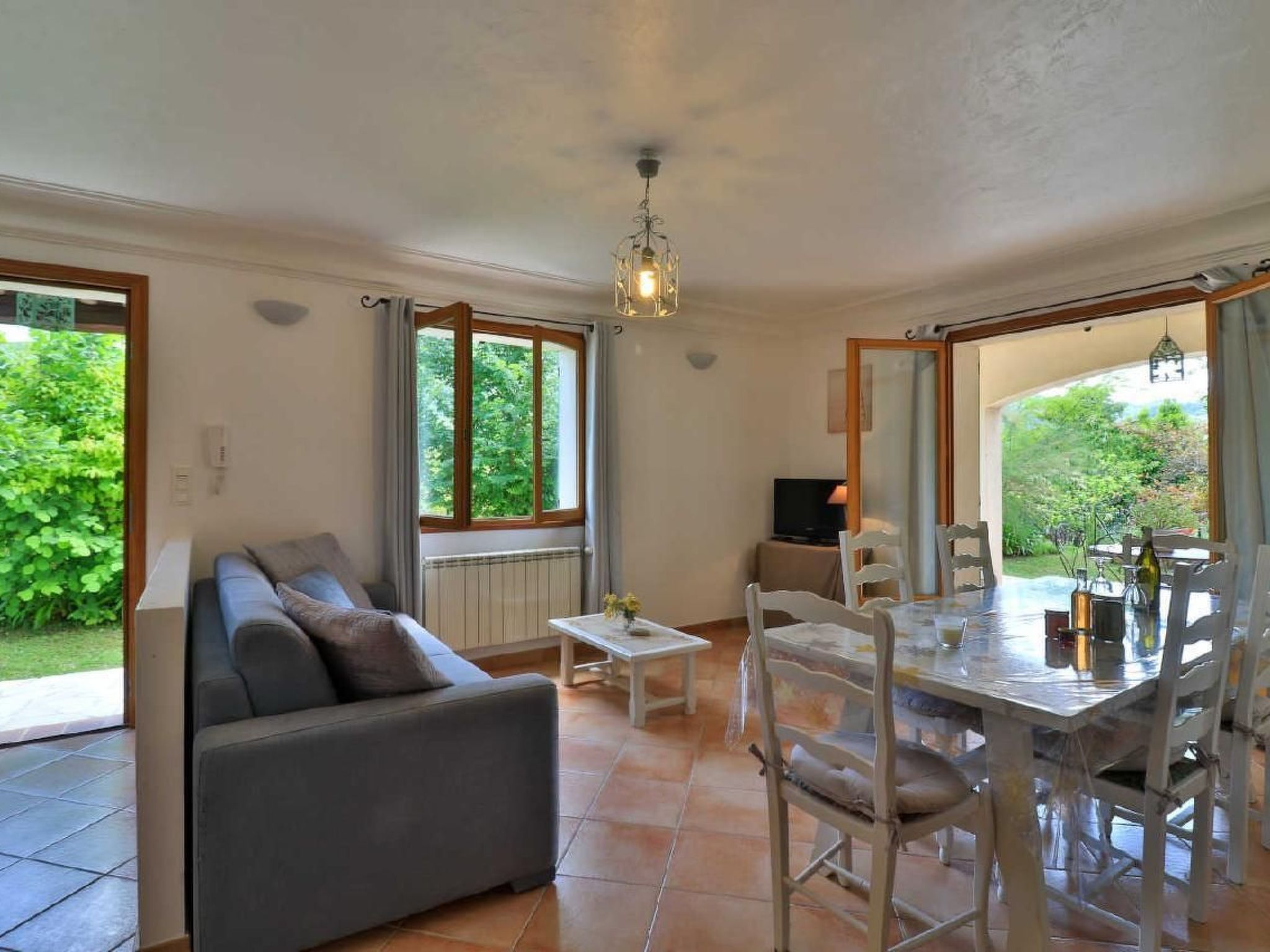 Appartement in Le Bar-Sur-Loup mit Eigenem Garten