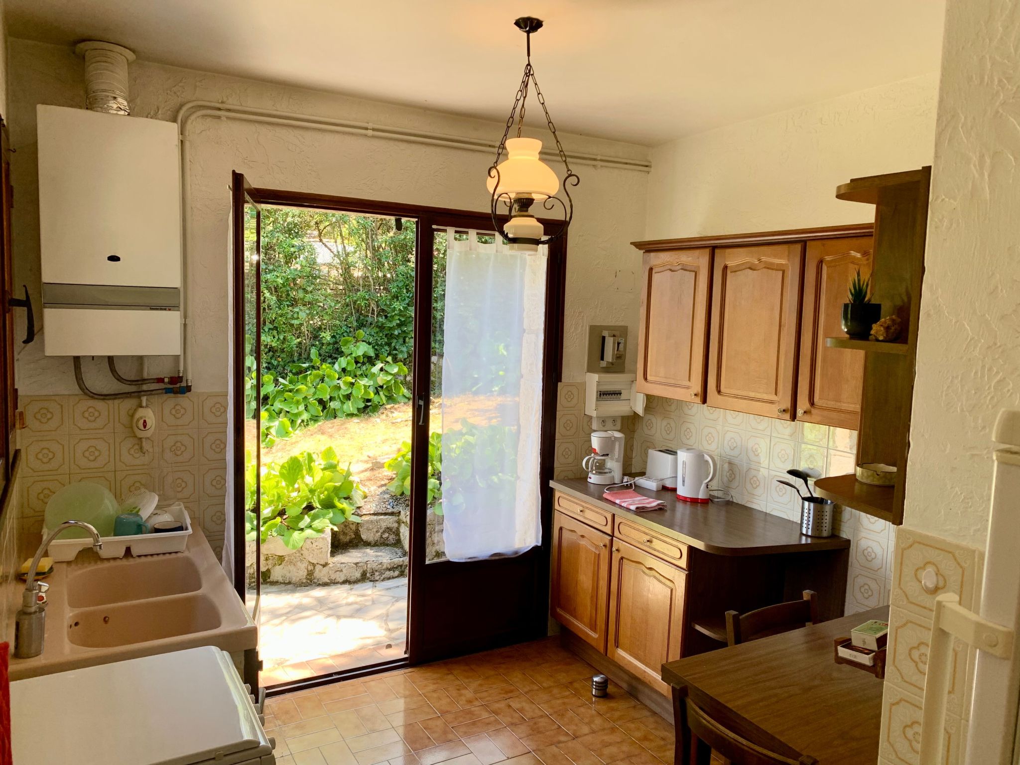 Steinhaus Garten und Blick auf die Berge