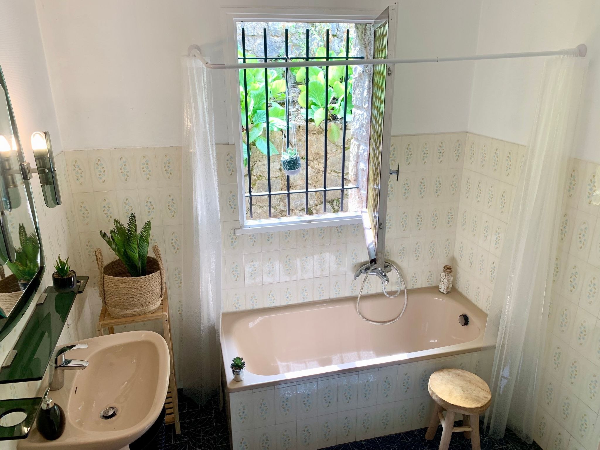 Steinhaus Garten und Blick auf die Berge-Inside