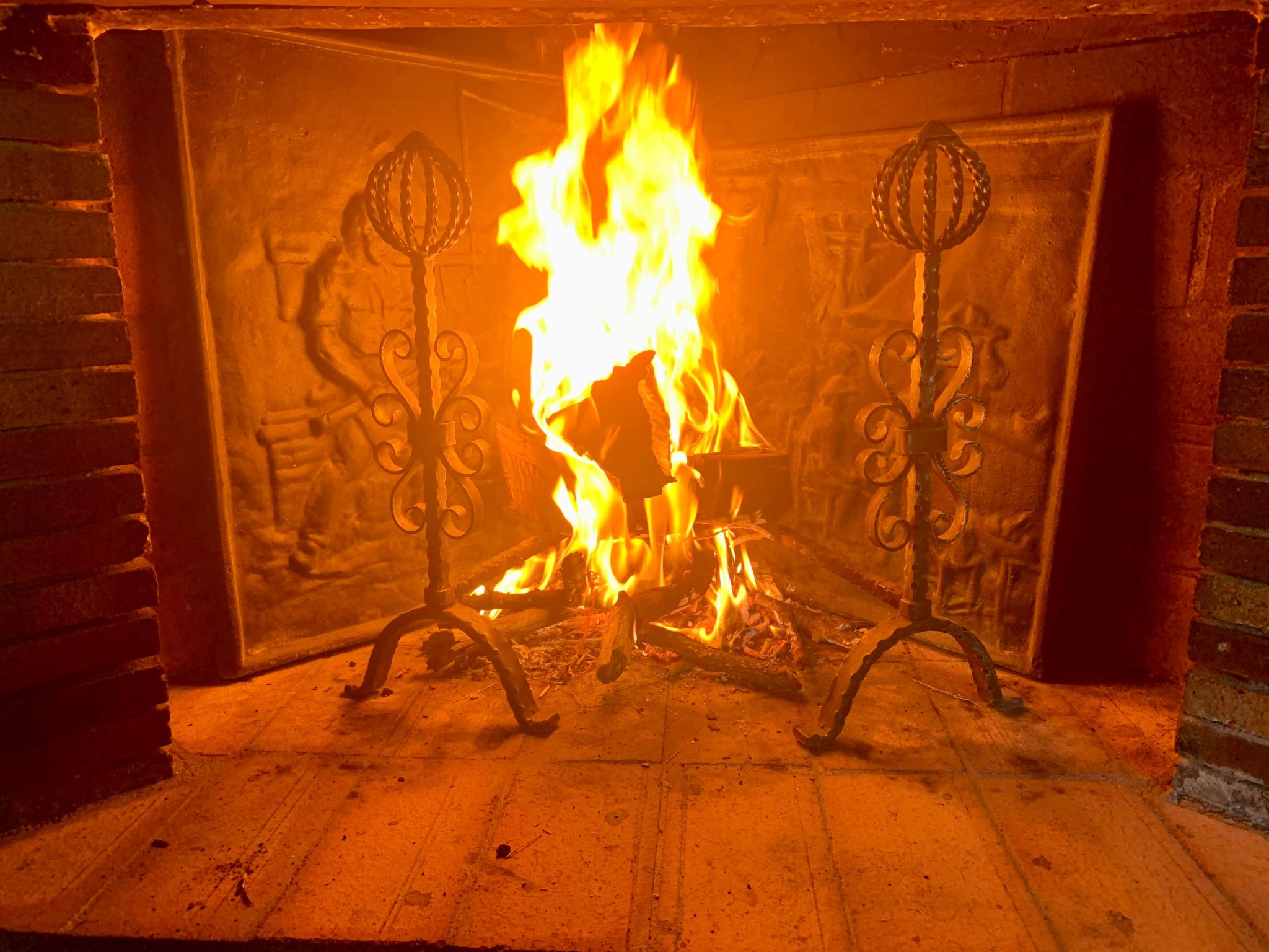 Steinhaus Garten und Blick auf die Berge-Inside