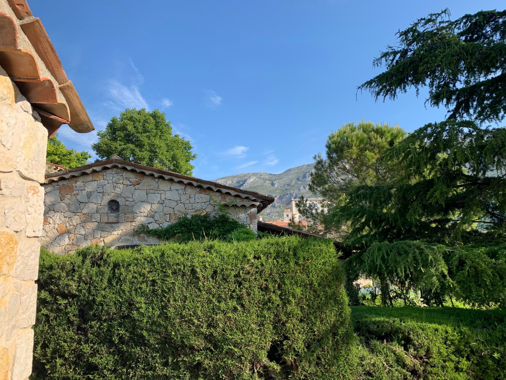 Steinhaus Garten und Blick auf die Berge-Inside