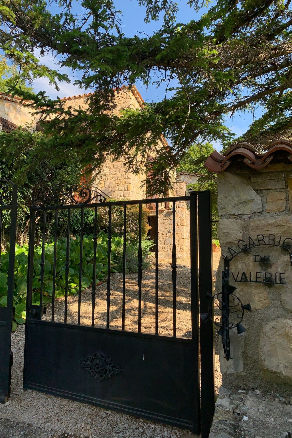 Steinhaus Garten und Blick auf die Berge-Inside