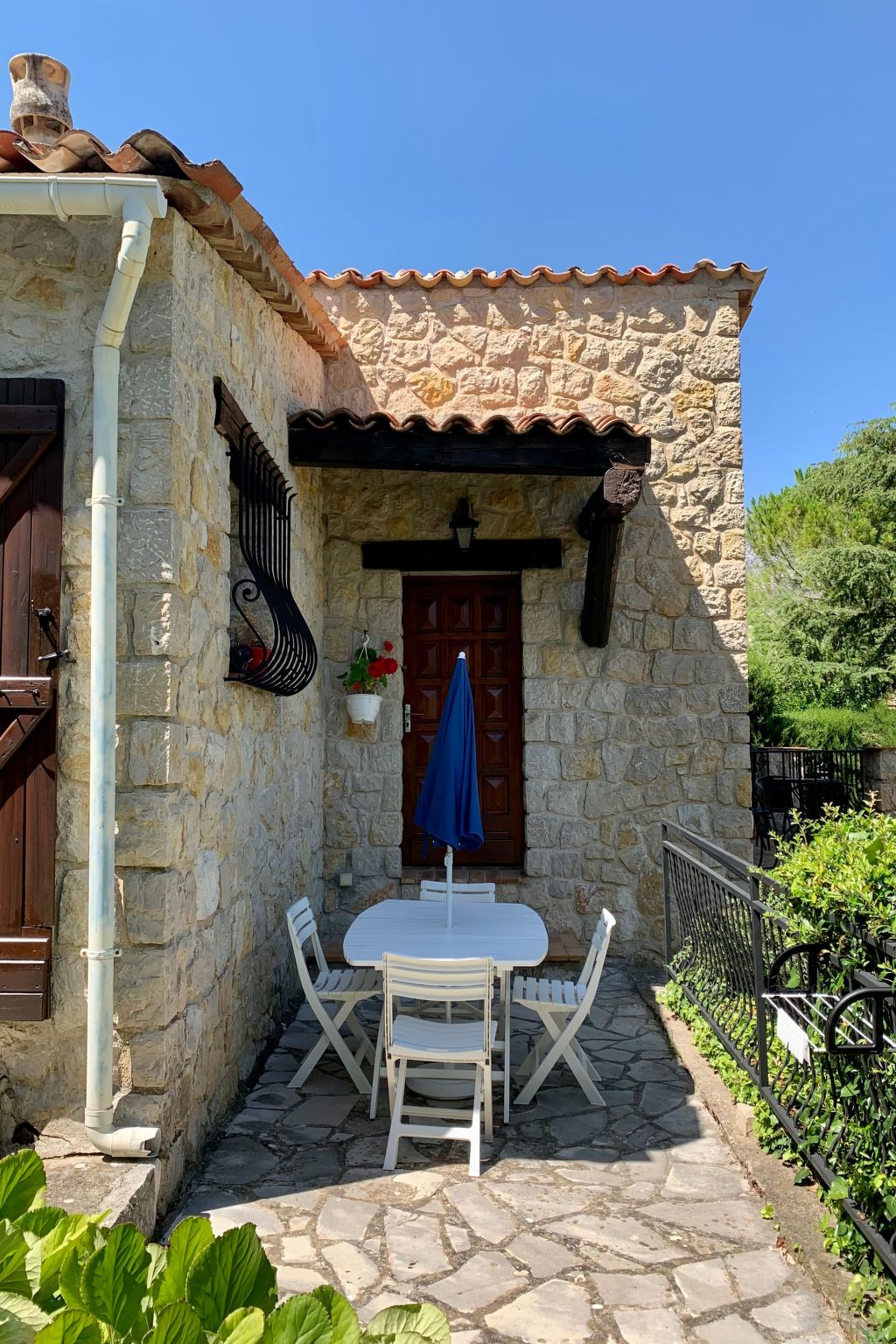Steinhaus Garten und Blick auf die Berge-Inside