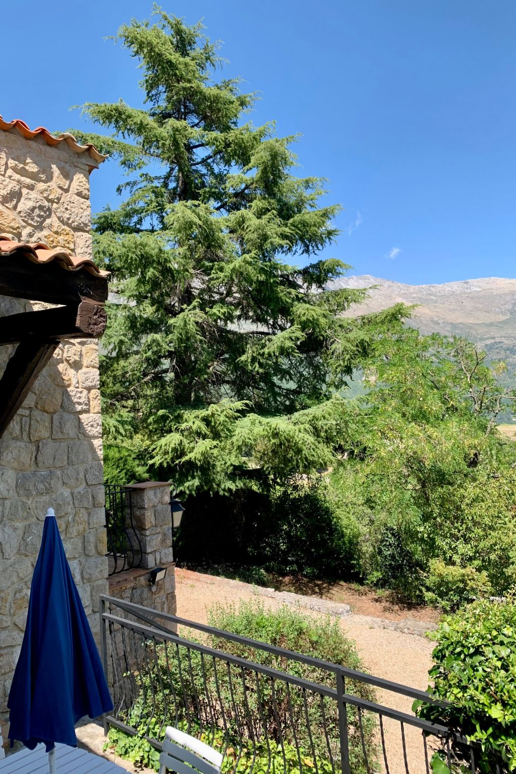 Steinhaus Garten und Blick auf die Berge-Inside
