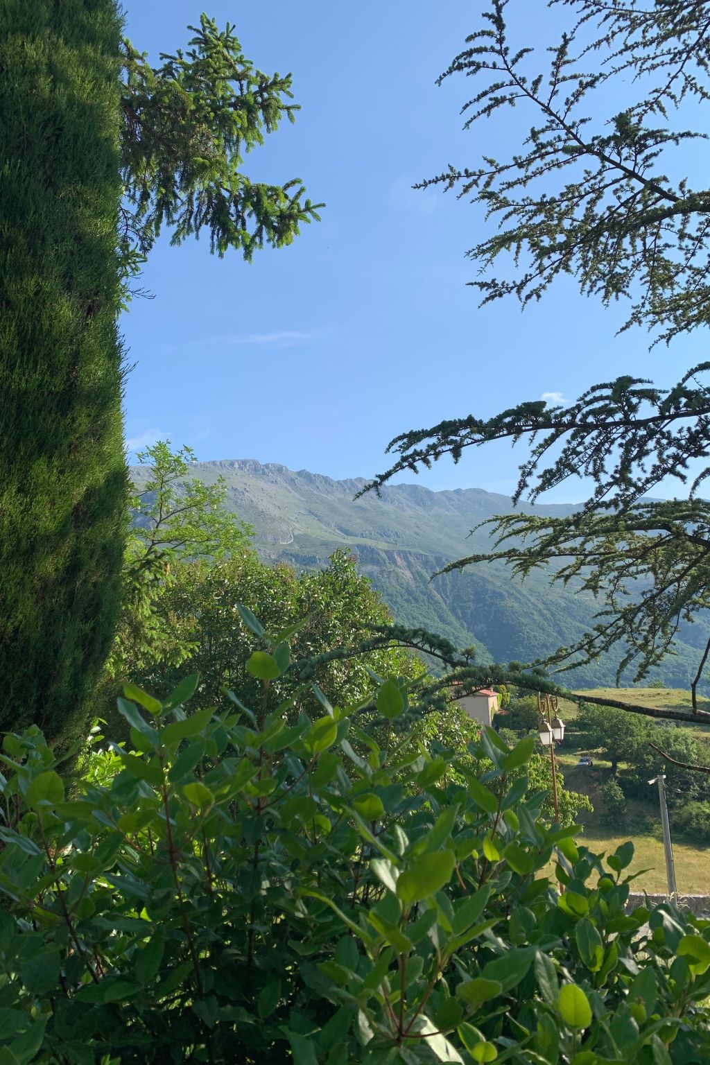 Steinhaus Garten und Blick auf die Berge-Inside