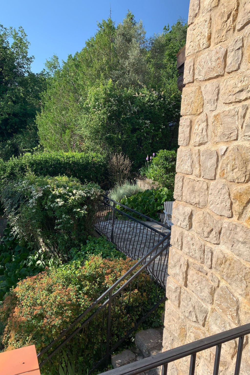 Steinhaus Garten und Blick auf die Berge-Inside