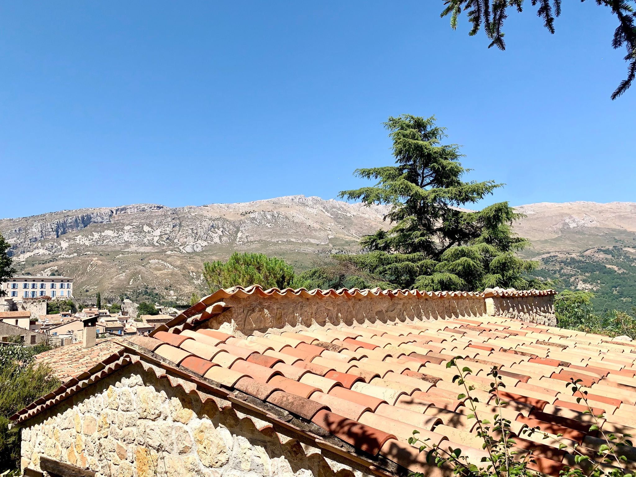 Steinhaus Garten und Blick auf die Berge-Inside