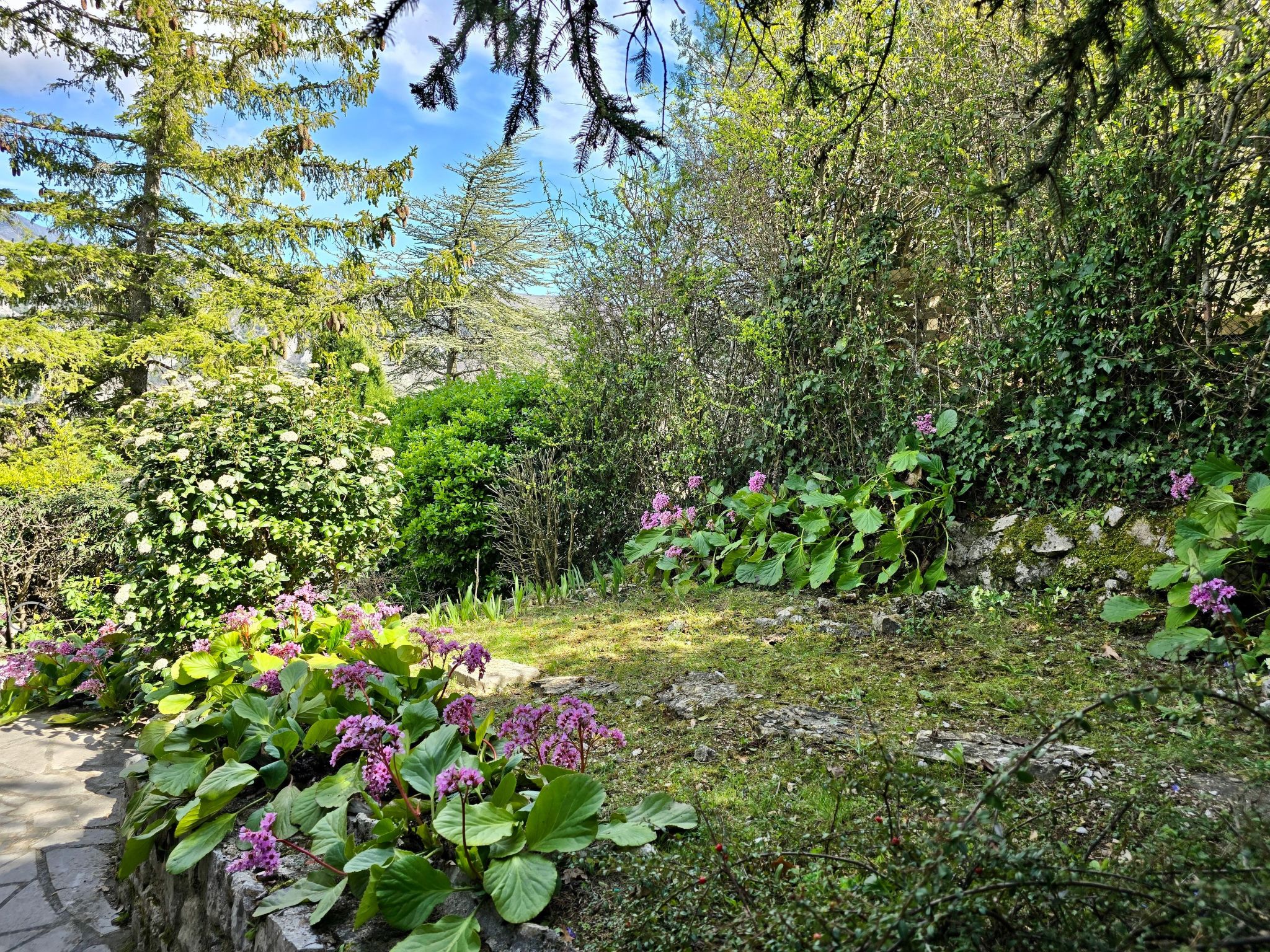 Steinhaus Garten und Blick auf die Berge-Inside